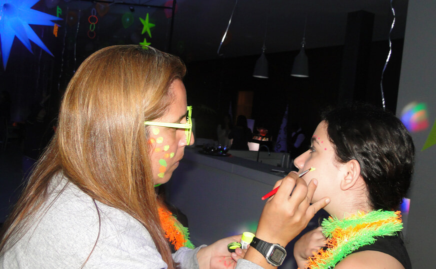 Pinturas com tinta neon em festa com decoração fluorescente